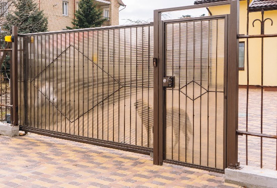 Купить ворота из профлиста с элементами ковки, с металлическими столбами в рамке или под дерево в щербинке от 152745 руб